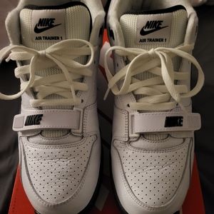 Air trainer 1 White/Black Colorway.